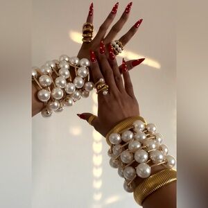 Luxurious Gold and Pearl Bracelet 5pc Set stretches